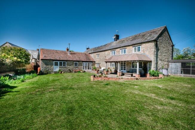 5 bed property, in Fulready, £1,375,000