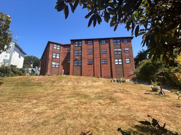 2 bed property, in East Cliff Road, £180,000