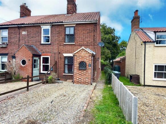 2 bed property, in Hall Lane, £185,000