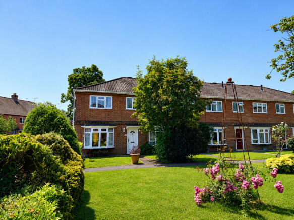 3 bed property, in Riverside Gardens, £425,000