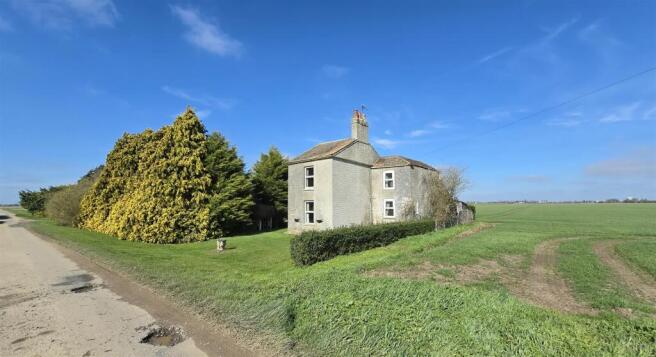 2 bed property, in Shaws Lane, £225,000