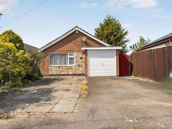 2 bed property, in Hillsborough Crescent, £285,000
