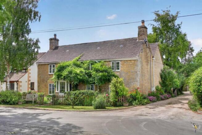 5 bed property, in Sawyers Hill, £595,000