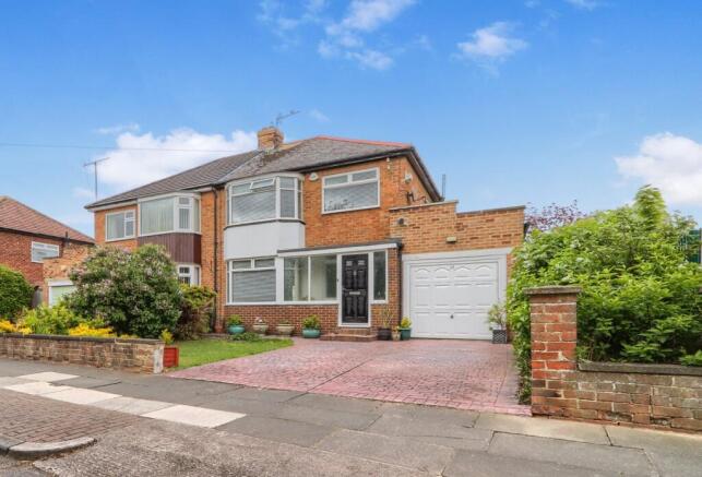 3 bed property, in Glenfield Road, £230,000