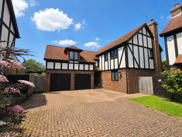 5 bed property, in Spinnals Grove, £700,000