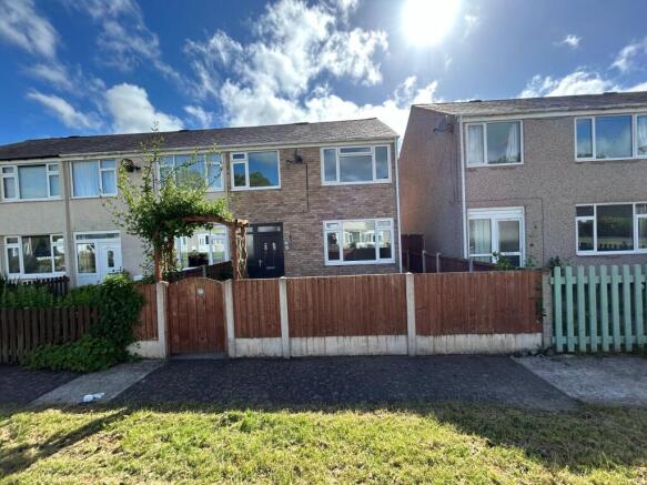 3 bed property, in Blaen Ddol, £130,000