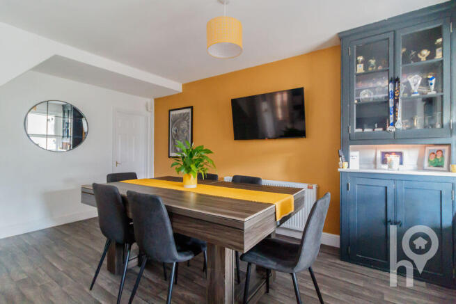 2 bed property, in Minster Road, £250,000