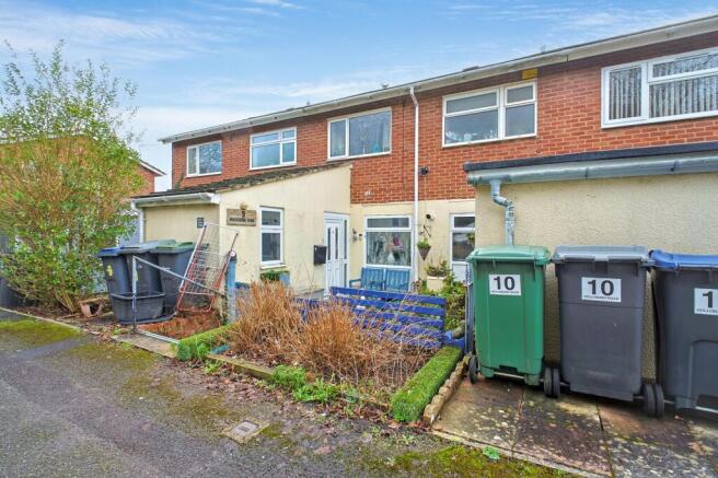 2 bed property, in Hollybush Road, £150,000