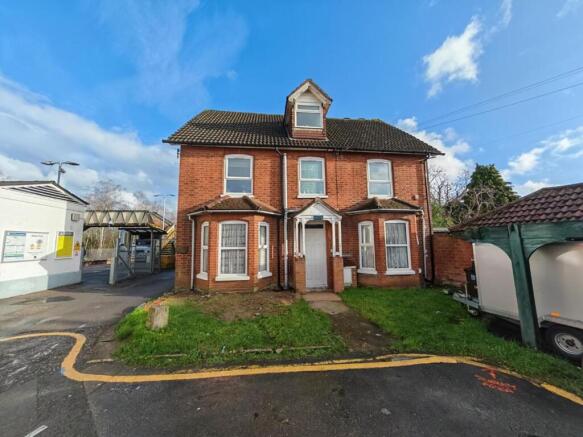 2 bed property, in Station Road, £270,000