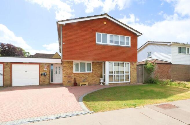 5 bed property, in Tanglewood Close, £900,000