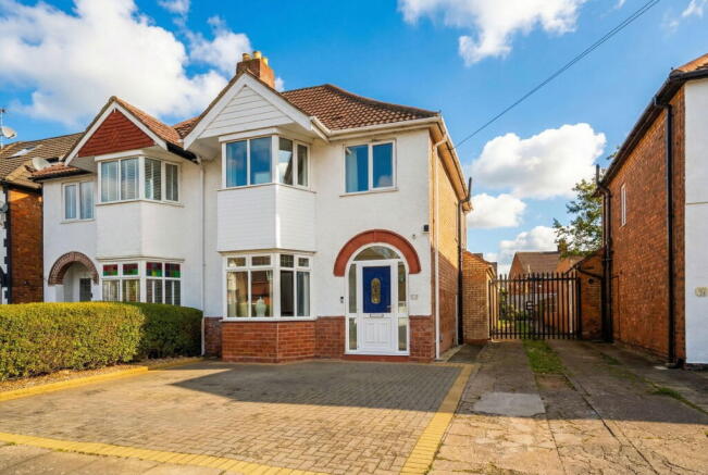 3 bed property, in Hilton Avenue, £350,000