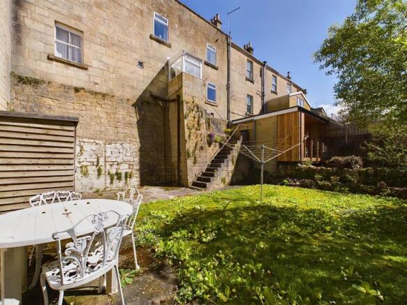 4 bed property, in Combe Road, £280,000