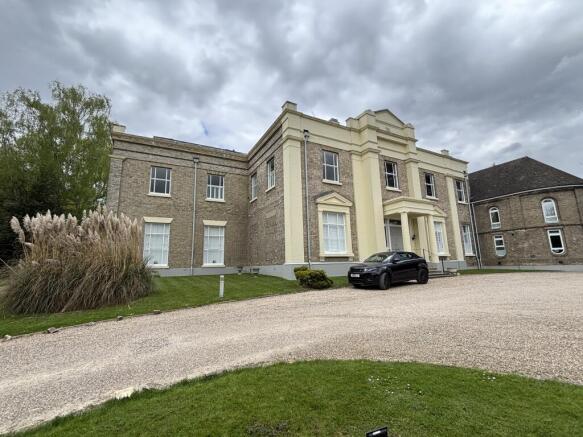 2 bed property, in Flat 11, £295,000