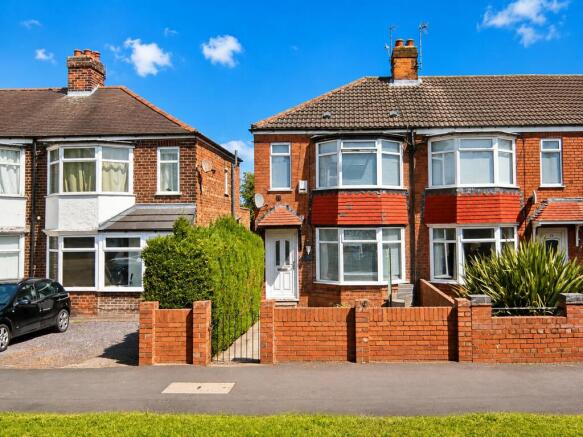 2 bed property, in Wold Road, £115,000