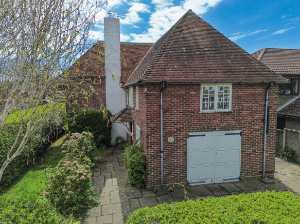 3 bed property, in Broomcroft Road, £650,000