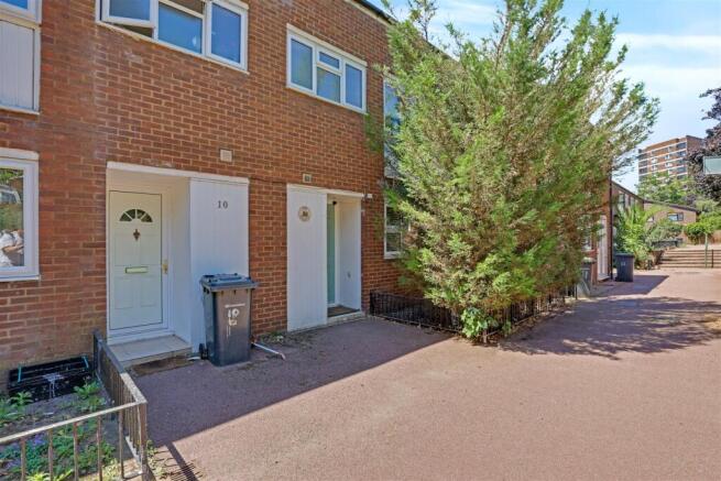 3 bed property, in Columbine Way, £600,000