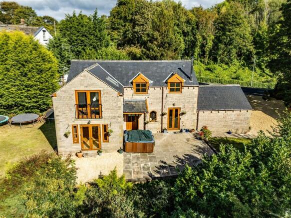5 bed property, in Shroggs Stables, £595,000
