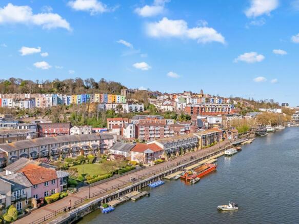 2 bed property, in Pooles Wharf Court, £425,000