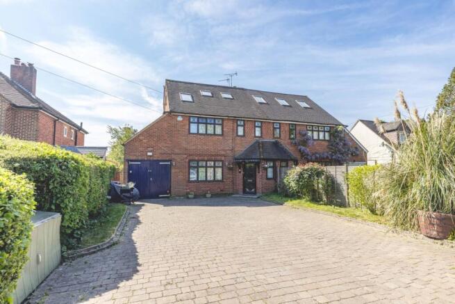 4 bed property, in Slough Road, £800,000