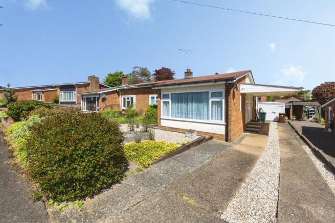 2 bed property, in Oakfield Road, £240,000