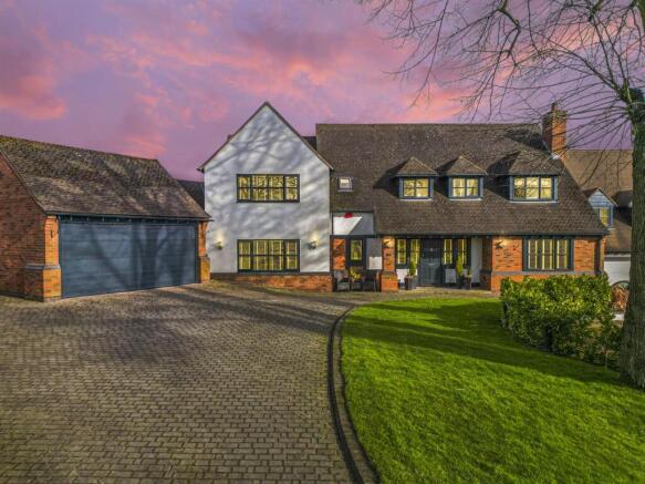 5 bed property, in Pine Leigh, £1,395,000