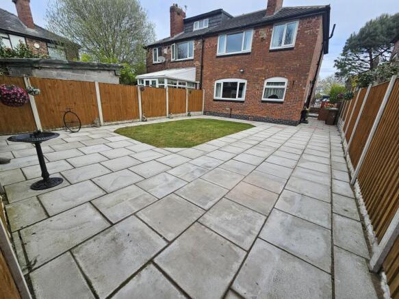 3 bed property, in Old Moat Lane, £325,000