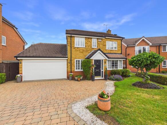 4 bed property, in Linacres Drive, £450,000