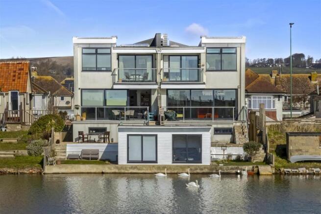 4 bed property, in Brighton Road, £800,000