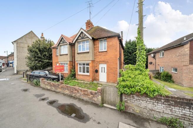 3 bed property, in Bath Road, £325,000