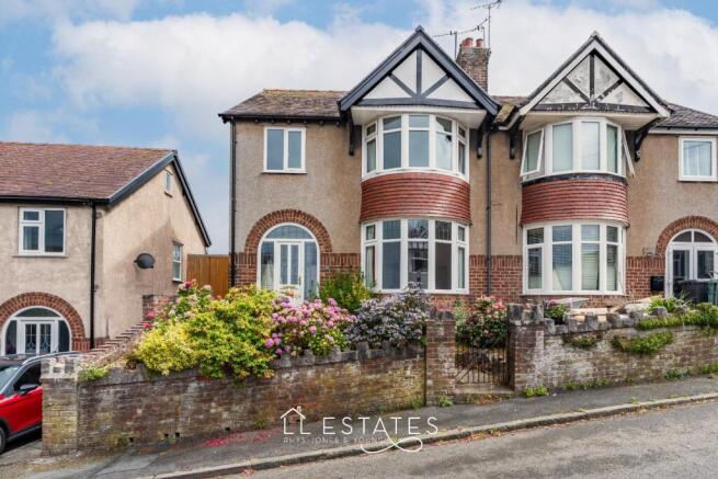 3 bed property, in Hillside Avenue, £150,000