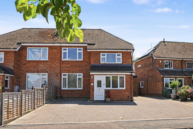 3 bed property, in Meadow Close, £600,000