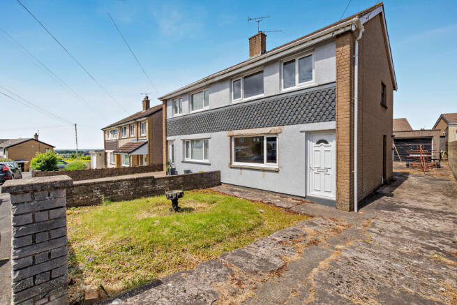 3 bed property, in Maple Close, £145,000