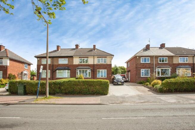 3 bed property, in Middle Lane South, £190,000