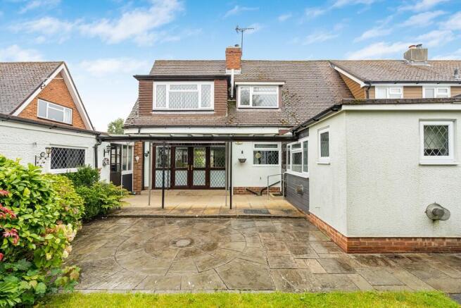2 bed property, in Gloucester Close, £500,000