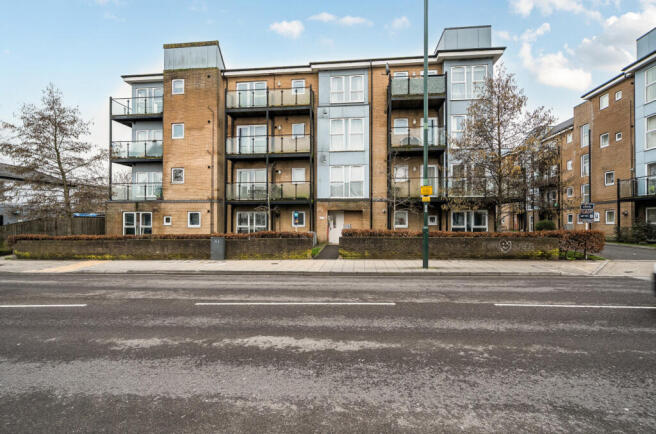 2 bed property, in Selby Place, £160,000