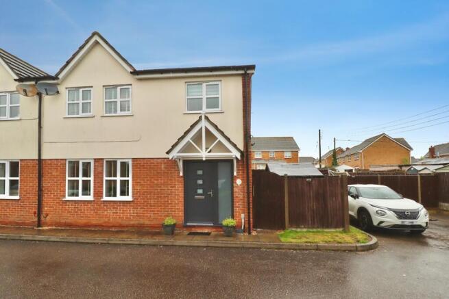 3 bed property, in The Close, £250,000