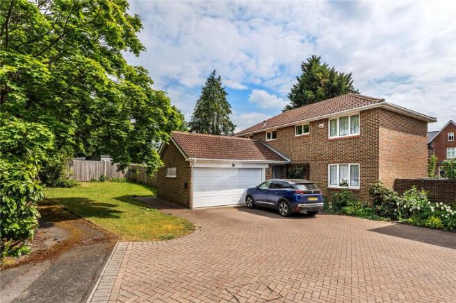 4 bed property, in Fairford Close, £1,125,000