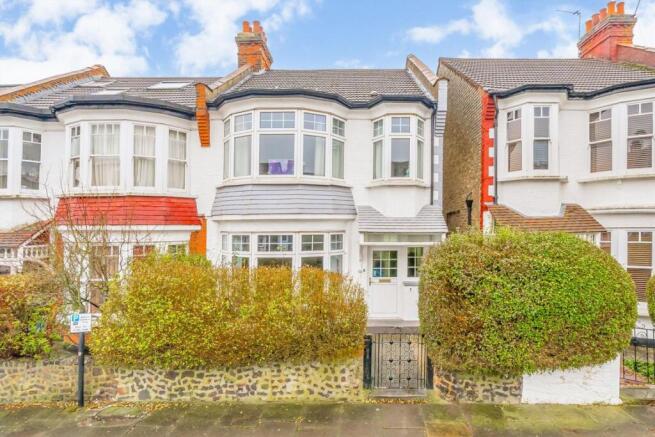 3 bed property, in Fortis Green Avenue, £1,400,000