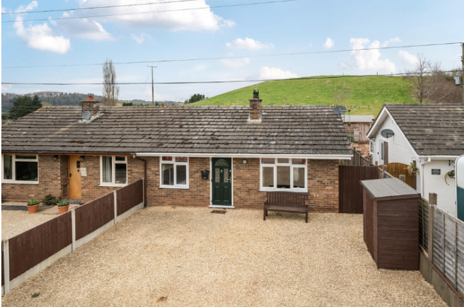 2 bed property, in The Bungalows, £300,000