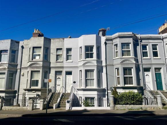 4 bed property, in Queens Road, £365,000