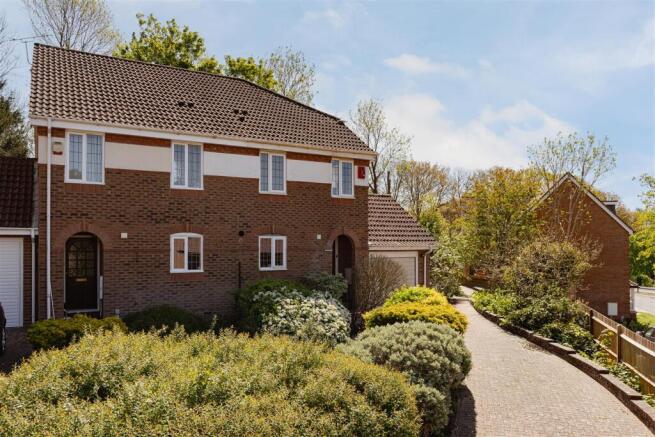 3 bed property, in Cotland Acres, £585,000