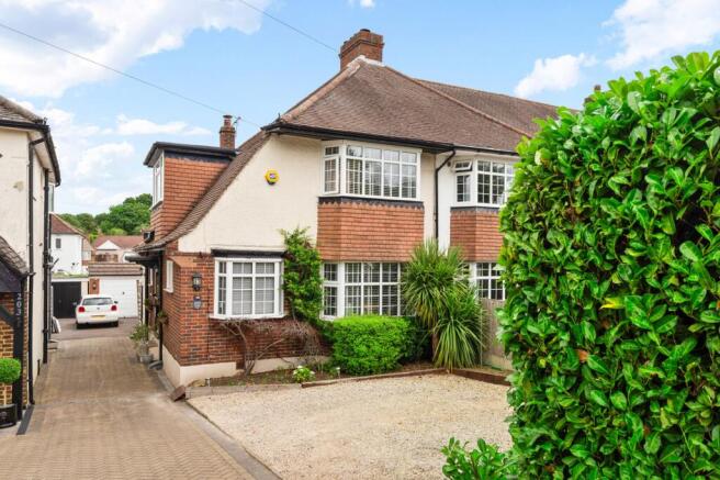 3 bed property, in Limpsfield Road, £525,000