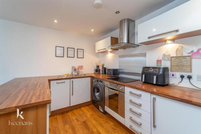 2 bed property, in Dellar Street, £130,000
