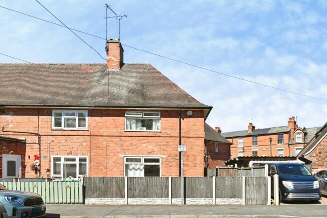 3 bed property, in Fraser Road, £150,000