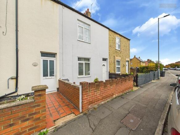 2 bed property, in Queens Walk, £170,000