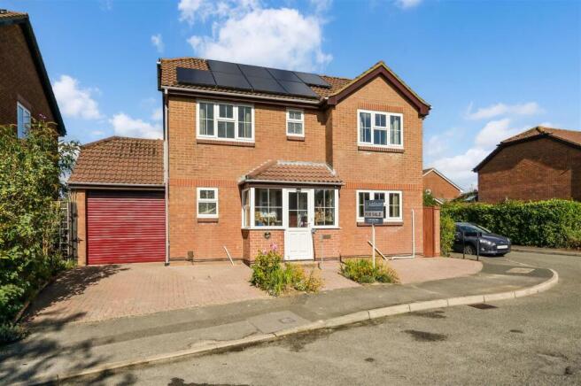 4 bed property, in Hollybrook Gardens, £430,000