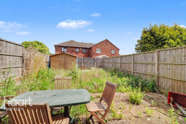 2 bed property, in Hinckley LE10, £190,000