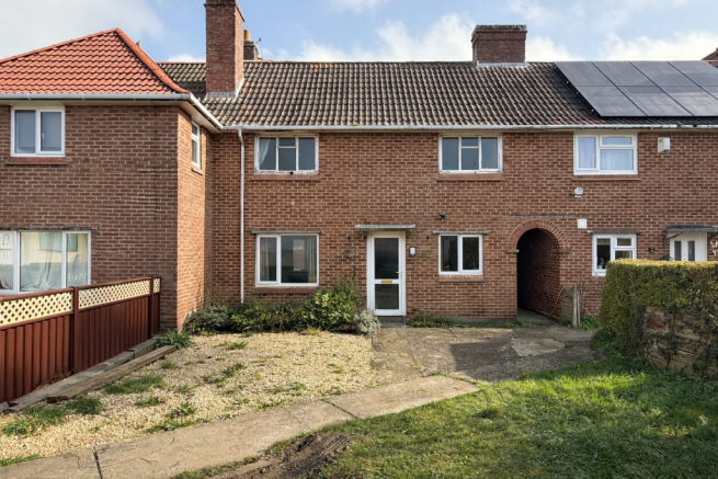 2 bed property, in Montacute Road, £180,000