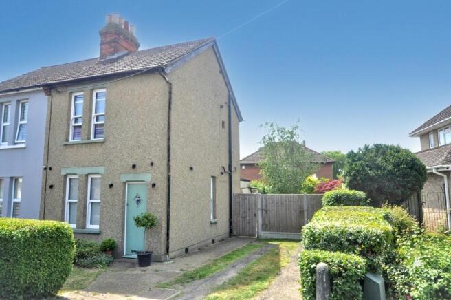 2 bed property, in Daws Heath Road, £425,000