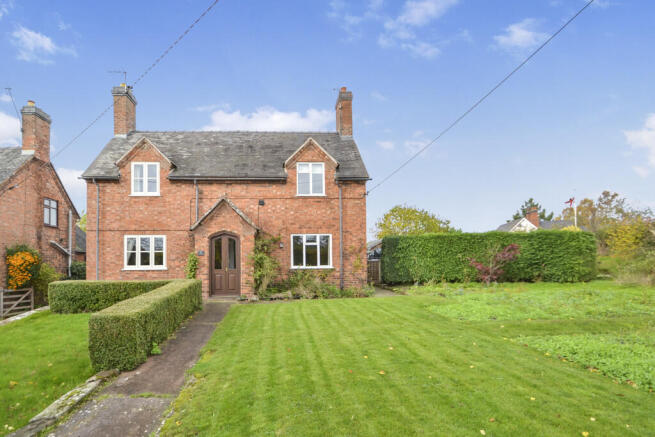 3 bed property, in Swan Farm Cottages, £260,000